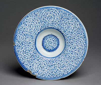 طبق Tondino ، Iznik Golden Horn Ware ، تركي ، c.1535-45 (عجينة حجرية مع طلاء أزرق تحت التزجيج) 88 ؛ انظر أيضًا 117758 ؛ بواسطة المدرسة التركية