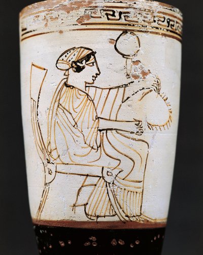 Lekythos ، قارورة زيت تُنسب إلى Tymbos Painter تصور امرأة نسج التاج ، القرن الخامس قبل الميلاد بواسطة رسام Tymbos (Attr. To)