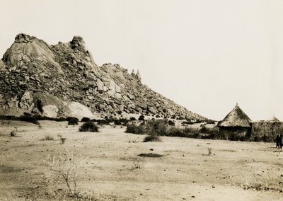 أكواخ بالقرب من جبل سقادي بالسودان، صورة فوتوغرافية لأوغو مونيريه دي فيلارد، حوالي 1930 بواسطة أوغو مونيريت دي فيلارد