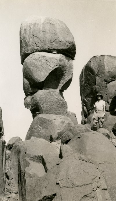 صخور في قوز رقيب بالسودان، صورة فوتوغرافية لأوغو مونيريت دي فيلارد، حوالي عام 1925 بواسطة أوغو مونيريت دي فيلارد