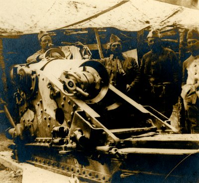 220 بندقية في مكانها ، c1914-c1918 بواسطة غير معروف