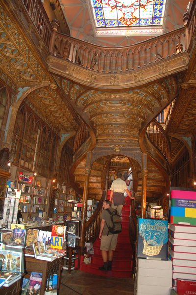 8680N أجمل مكتبة لبيع الكتب في بورتو البرتغال شهر يوليو 2009 بواسطة غير معروف