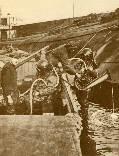 غطاس مع Euphonium والسيوف من القيصر الألماني سقط في Scapa ، c1930. بواسطة غير معروف