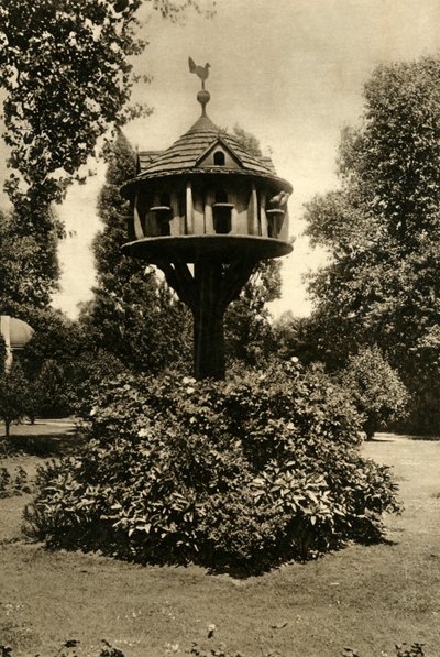 A Dovecote - في حديقة Dowager Marchioness of Bute ، سانت جونز لودج ، ريجنتس بارك ، 1920. بواسطة غير معروف