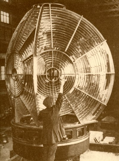 فانوس منارة مع مجموعة عدسات وامضة ، c1930. بواسطة غير معروف