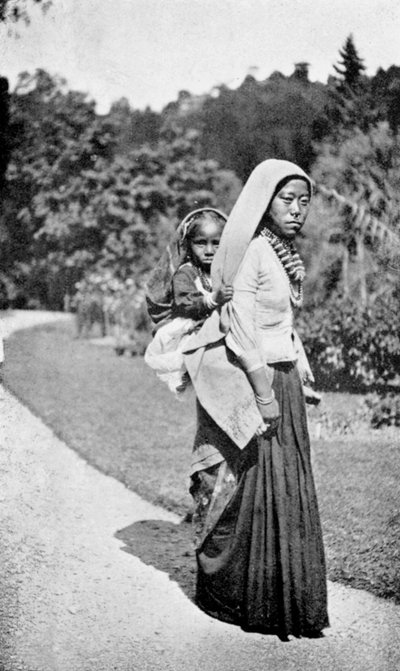 امرأة نيبالية مع طفلها ، c1910 بواسطة غير معروف
