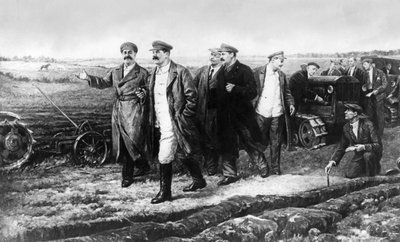 لوحة بواسطة K و Finogenov من J و V و Stalin و G و K و Ordjonikidze و M.I. Kalinin و L.M Kaganovich و A. A. Zhdanov في المجال التجريبي لمعهد Auto-Tractor بواسطة غير معروف