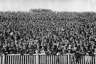 حشد كرة القدم الشتوية السبت ، لندن ، 1926-1927 بواسطة غير معروف