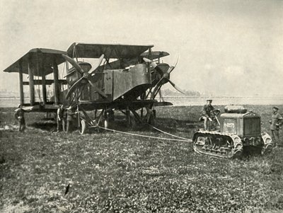 جرار بمحرك صغير يحصل على آلة تفجير ضخمة في سلاح الجو الملكي البريطاني في الموقع ... ، 1919. بواسطة غير معروف