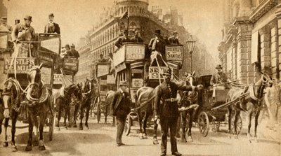 كتلة المرور في عام 1900 - مشهد خارج قصر القصر ، 1933. بواسطة غير معروف
