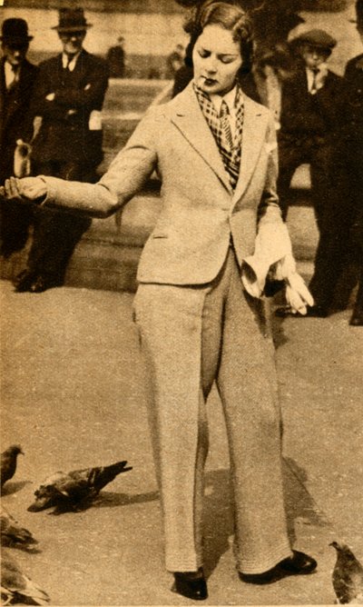 سيدة خطوبة تطعم الحمام في ساحة ترافلغار ، 1933. بواسطة غير معروف