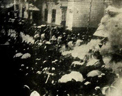 انفجرت قنبلة في يوم زفاف ملك وملكة إسبانيا ، مدريد ، 1906 ، 1910. بواسطة غير معروف