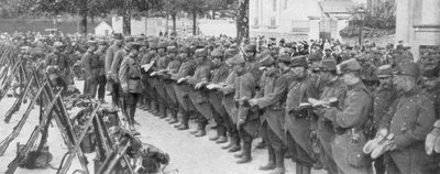 عقيد يفحص جزمة جنوده ، سان فرانسوا كزافييه ، باريس ، فرنسا ، أغسطس 1914 بواسطة غير معروف