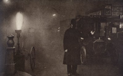شرطي يوجه حركة المرور في الضباب ، لندن ، c1910s-c1920s بواسطة غير معروف