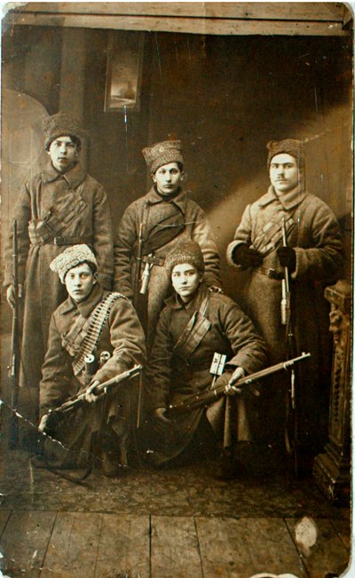 مجموعة من جنود الجيش الأحمر قبل مغادرتهم للجبهة ، بتروغراد ، روسيا ، 1918 بواسطة غير معروف