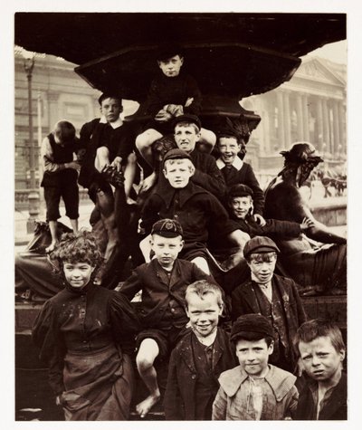 A group of children in front of the Steble fountain, Liverpool, taken by an unknown photographer in about 1905 بواسطة غير معروف