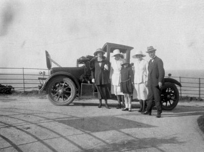 مجموعة من الناس أمام سيارتهم على شاطئ البحر ، 1920s بواسطة غير معروف