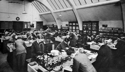 مختبر في بوليتكنيك لندن 1926-1927 بواسطة غير معروف