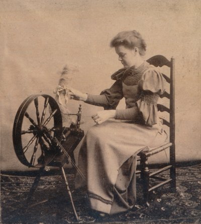 سيدة في عجلة الغزل c1900 بواسطة غير معروف