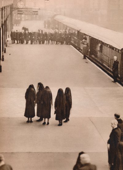 مجموعة وحيدة من المشيعين الملكيين: الملكة ماري مع الأميرة الملكية ، 1936. بواسطة غير معروف