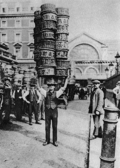 رجل يحمل العديد من السلال على رأسه ، كوفنت غاردن ، لندن ، 1926-1927 بواسطة غير معروف