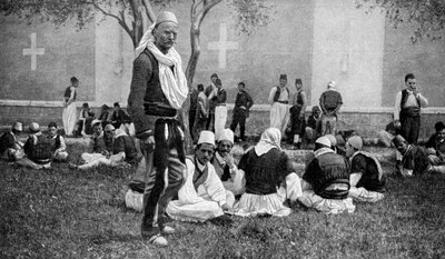 اجتماع لمتسلقي جبال مرديت وأقربائهم في مدينتهم خارج كاتدرائية سكوتاري ، تركيا ، 1922 بواسطة غير معروف