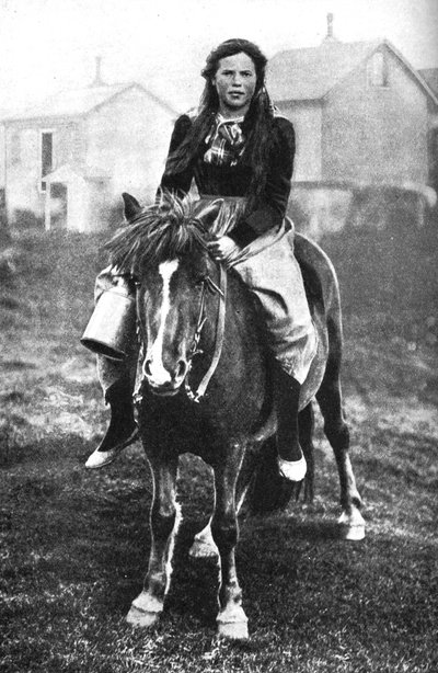 خادمة في جولتها الصباحية ، آيسلندا ، 1922 بواسطة غير معروف