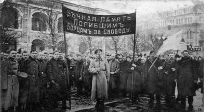 حفل حداد على ضحايا ثورة فبراير ، روسيا ، 1917. بواسطة غير معروف