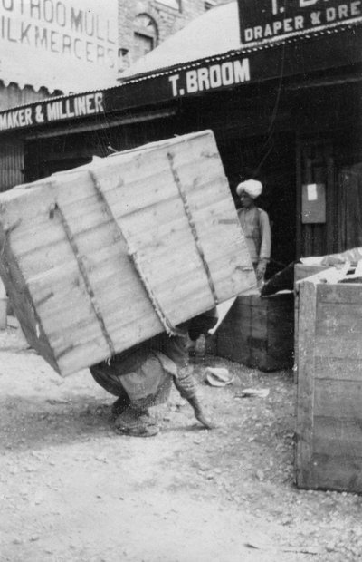 حمال يرفع حمولة كبيرة ، شاكراتا ، الهند ، 1917 بواسطة غير معروف