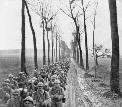 فوج من المشاة الفرنسيين يتجهون إلى الجبهة ، فرنسا ، 30 مارس 1918 بواسطة غير معروف