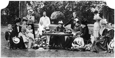 حفلة عائلية ملكية في Osborne House ، Isle of Wight ، c1890-1900 ، 1935 بواسطة غير معروف