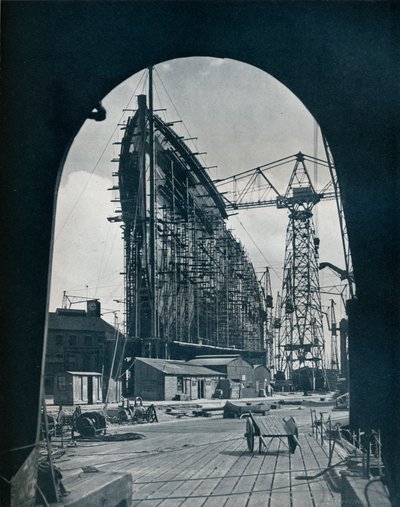 منظر مذهل لبطانة كونارد العملاقة ، الملكة ماري ، في Clydebank ، غلاسكو ، 1934 بواسطة غير معروف