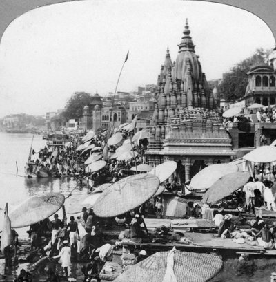 معبد و ghats على نهر الغانج في Benares Varanasi ، الهند ، 1900s بواسطة غير معروف