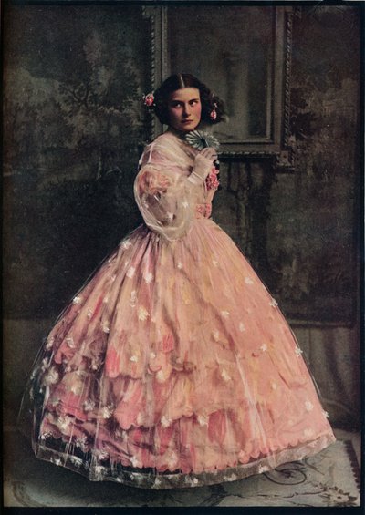 فستان بثلاث طبقات من الحرير الوردي ، مع غطاء من الشاش الأبيض المزهر ، 1850-60 ، c1913 بواسطة غير معروف