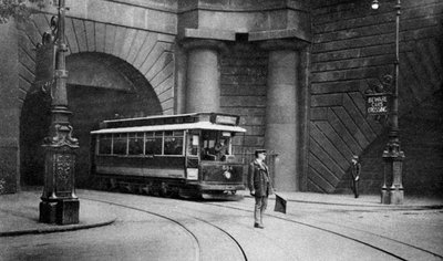 ترام يعمل تحت Kingsway ، Aldwych and Somerset House ، لندن ، 1926-1927 بواسطة غير معروف