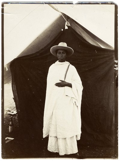 امرأة حبشية ، حوالي عام 1910 (طباعة فضية على الجيلاتين) بواسطة غير معروف