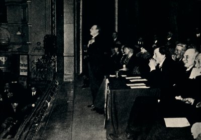 مخاطبة اجتماع عام في فينسبري بارك ، 1924 ، 1945. بواسطة غير معروف