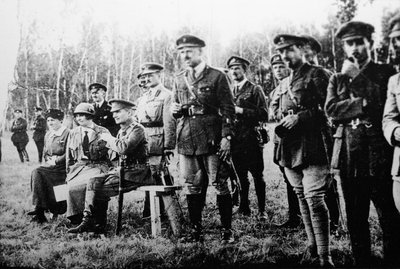 الأدميرال ألكسندر كولتشاك يجلس مع الضباط البريطانيين على الجبهة الشرقية ، روسيا ، 1918 بواسطة غير معروف