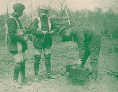 تثبيت المصورين الجويين على تسخير المظلة قبل الصعود ، c1917 1919 بواسطة غير معروف