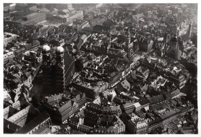 منظر جوي ل Frauenkirche ، ميونيخ ، ألمانيا ، من Zeppelin ، c1931 1933 بواسطة غير معروف