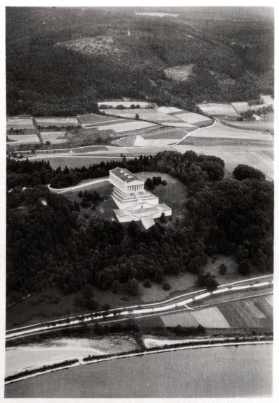 منظر جوي لمعبد Walhalla ، بالقرب من Regensburg ، ألمانيا ، من Zeppelin ، c1931 1933 بواسطة غير معروف