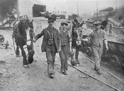 بعد التسوية: عمال المناجم يأخذون مهورهم إلى الحفرة ، 1915 بواسطة غير معروف