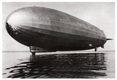 المنطاد LZ127 غراف زيبلين يهبط على بحيرة كونستانس ، ألمانيا ، 1933 بواسطة غير معروف