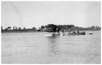 آلان كوبهامز دي هافيلاند DH50 ينزل على دجلة ، العراق ، 1926 بواسطة غير معروف