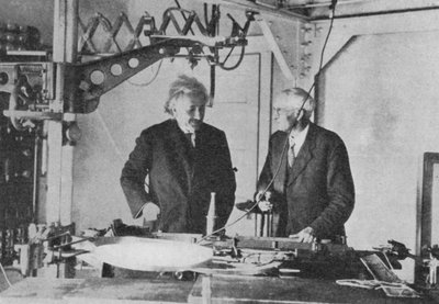 ألبرت أينشتاين 1879-1955 في مرصد ماونت ويلسون بواسطة غير معروف