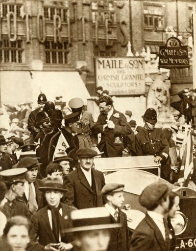 ألكوك وبراون ... بعد أول رحلة عبر المحيط الأطلسي بدون توقف ، لندن ، يونيو 1919 ، 1935. بواسطة غير معروف