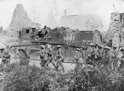 قوات الحلفاء تسير في بلدة محررة ، 27 أكتوبر 1918 بواسطة غير معروف