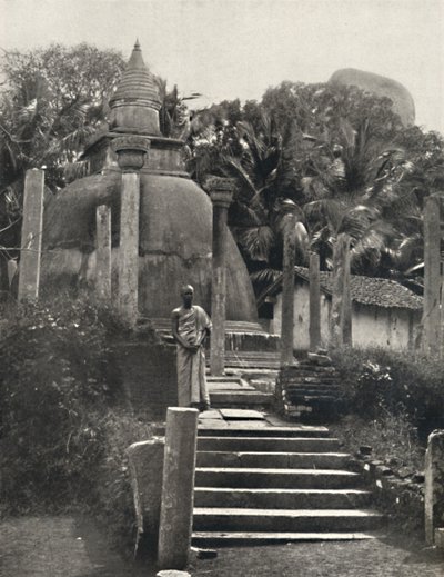 أمباتالا داجوبا في Mihintale ، مكان استراحة من بقايا Mahinda ، بنيت في 275 قبل الميلاد قبل الميلاد ، 1926 بواسطة غير معروف