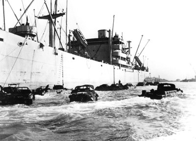 المركبات البرمائية الأمريكية ، لوهافر ، فرنسا ، 1944 بواسطة غير معروف