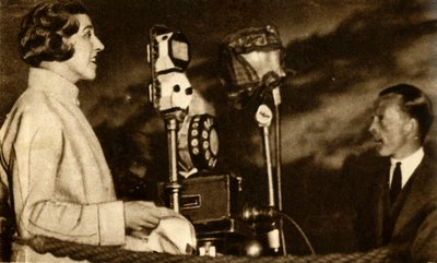 البث ايمي جونسون من مطار كرويدون ، 1930 ، 1933. بواسطة غير معروف